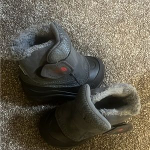 The North Face toddler snowboots. Like new condition. Size 5C